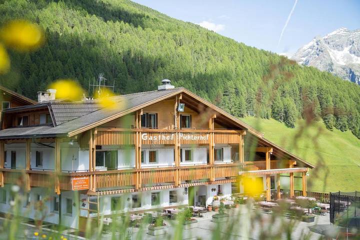 Hotel für 4 Personen, mit Balkon und Terrasse sowie Whirlpool und Garten in Rein in Taufers
