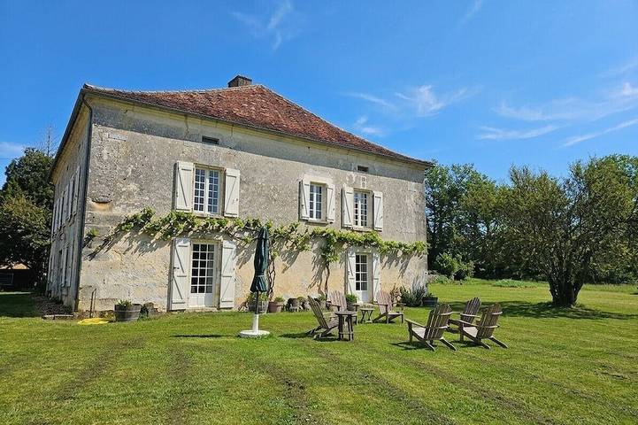 Location de vacances pour 9 personnes, avec Terrasse et Jardin dans La Tour-Blanche-Cercles