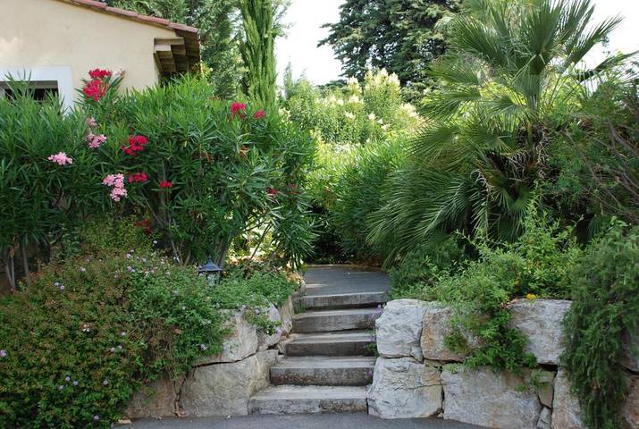 Location de vacances pour 4 personnes, avec vue ainsi que jardin et piscine à Carros - 4