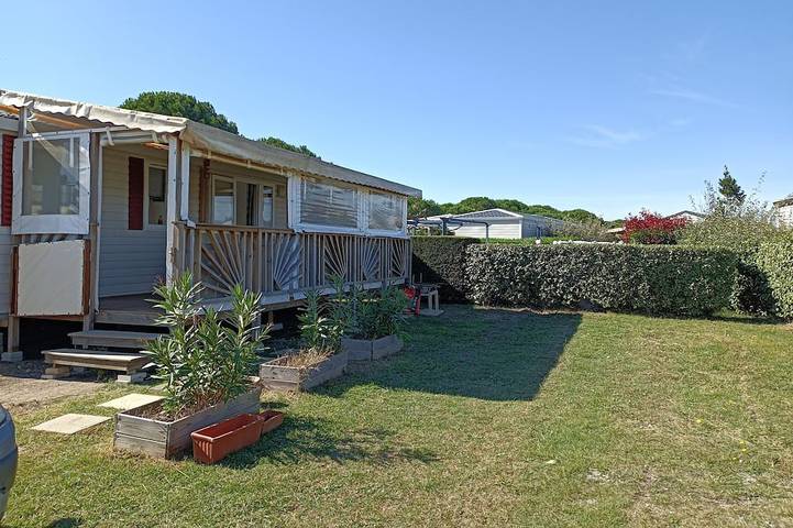 Camping pour 8 personnes, avec Terrasse ainsi que Jardin et Piscine
