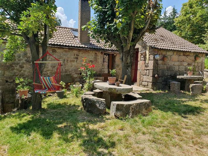 Gîte pour 8 personnes, avec vue et jardin, animaux acceptés à Malarce-sur-la-Thines