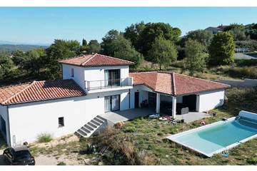 Location de vacances pour 11 personnes, avec vue ainsi que jardin et piscine, animaux acceptés à Grospierres