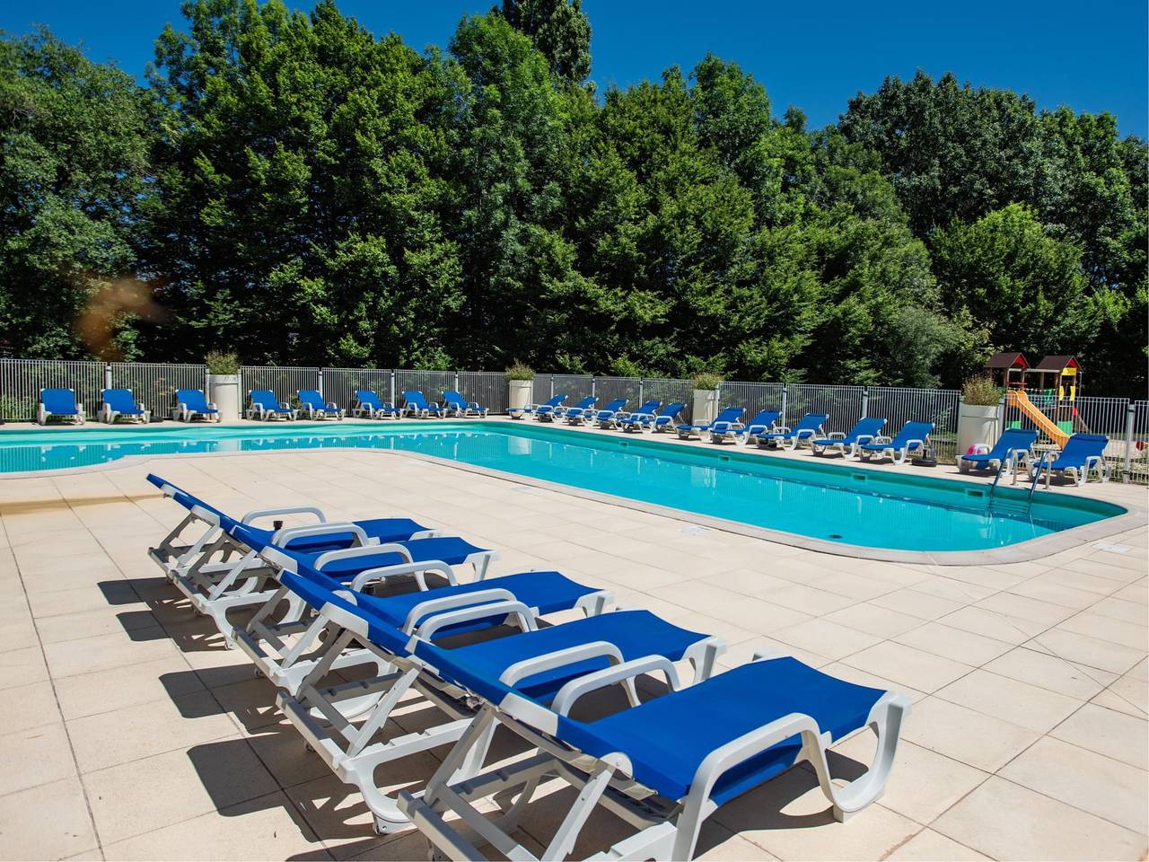 Vakantiehuis op klein park met zicht zwembad in Le Bourg (Lot), Causses du Quercy Regional Nature Park