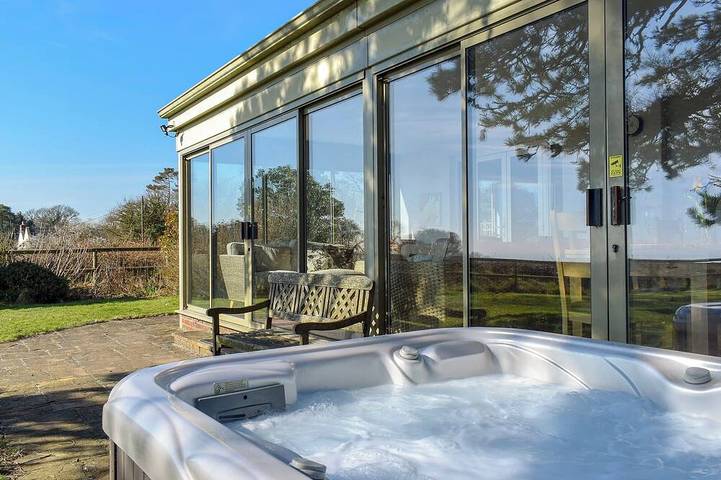 Cottage for 8 people, with hot tub and garden, with pets in Devon