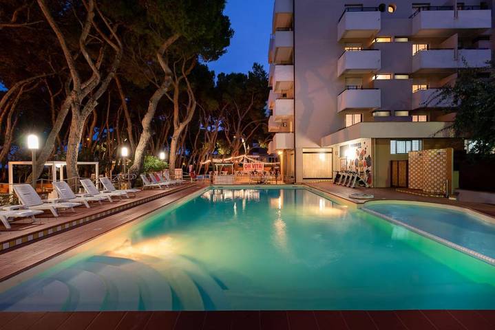 Hôtel pour 3 personnes, avec piscine et jardin ainsi que vue et bassin pour enfant, animaux acceptés
