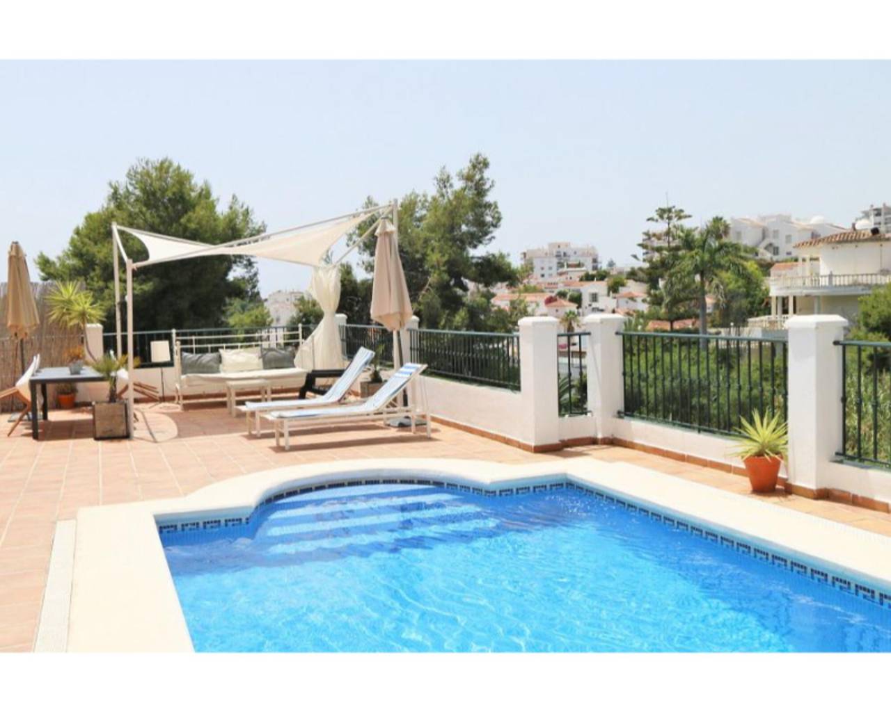 Entire apartment, Holiday Apartment with Private Pool near the Beach with 2 Terraces and Wi-Fi in Playa de Burriana, Nerja