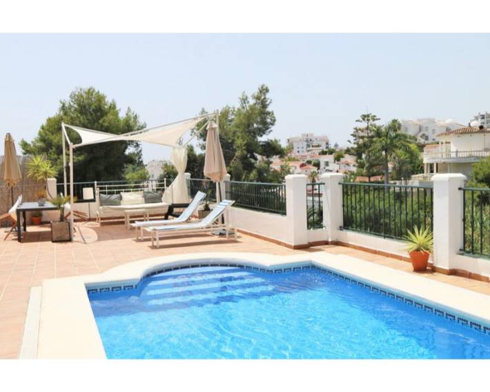Entire apartment, Holiday Apartment with Private Pool near the Beach with 2 Terraces and Wi-Fi in Playa de Burriana, Nerja