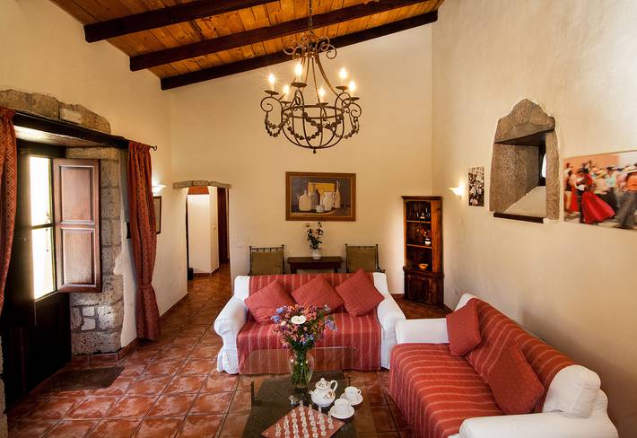 Villa 'Bougainvillea Cottage' con piscina, jardín y Wi-Fi in Tamaide, San Miguel de Abona