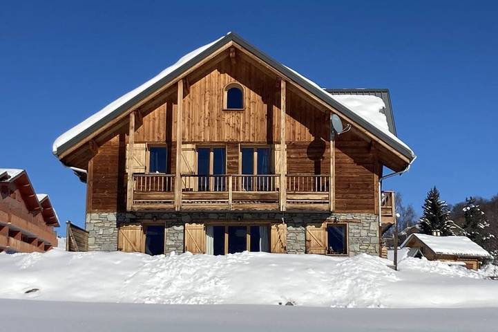 Chalet pour 14 personnes, avec balcon ainsi que jardin et jacuzzi à Albiez-Montrond