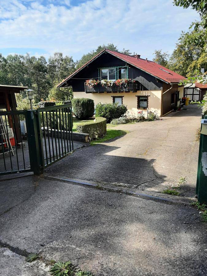 Ferienwohnung für 3 Personen, mit Balkon und Pool sowie Ausblick in Ruhla