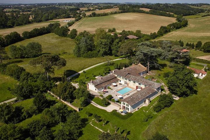 Maison de vacances pour 9 personnes, avec Terrasse et Jardin ainsi que Piscine et Vue à Monblanc