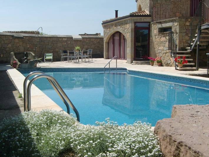 Casa rural para 5 personas, con vistas además de jardín y piscina en Segarra