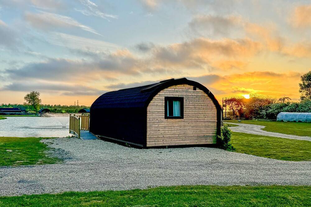 Luxury Glamping Pod over Fishing Lake in Boston (Lincolnshire), Lincolnshire