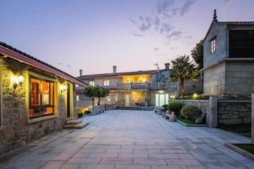 Casa de vacaciones para 12 personas, con vistas además de piscina y jardín, Se admiten mascotas en Provincia de Pontevedra