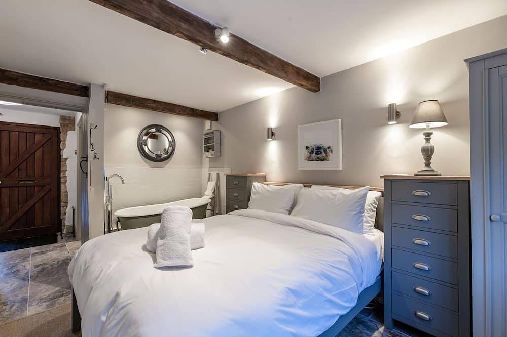 Stunning open plan 2 storey barn conversion with spiral staircase. in Blockley, Gloucestershire