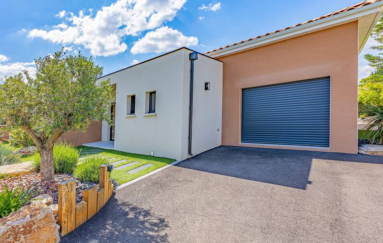 Location de vacances pour 12 personnes, avec piscine ainsi que terrasse et jardin à Puimisson