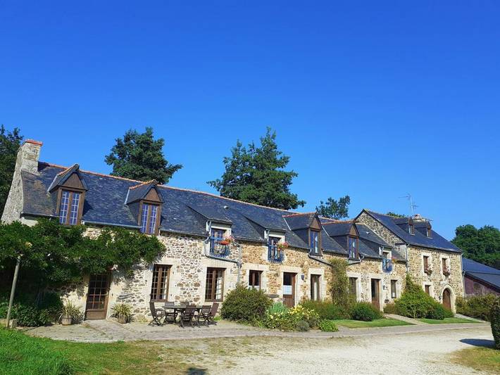 Location de vacances pour 25 personnes, avec Terrasse ainsi que Jardin et Piscine à Corseul