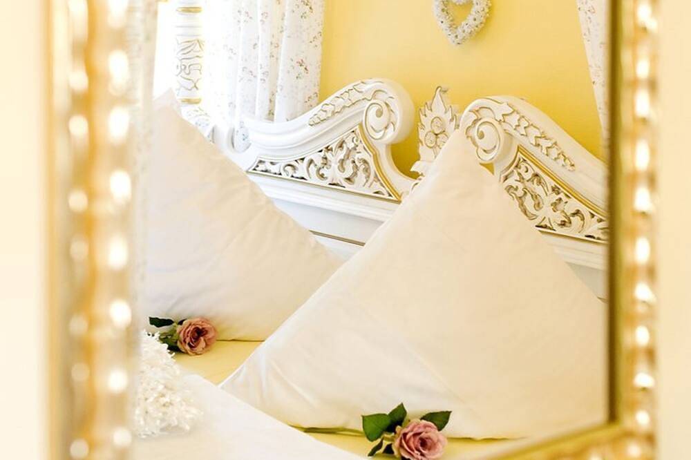 Ganze Wohnung, Komfortzimmer mit Himmelbett und Badewanne im Schlosshotel in Gedern, Wetterau