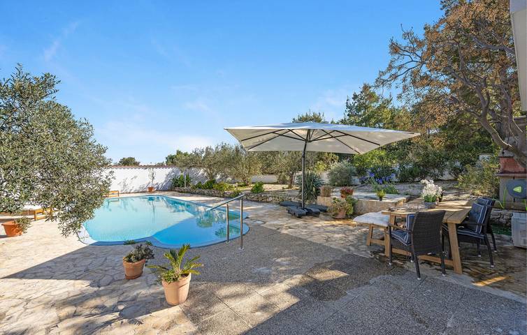 Ganze Ferienwohnung, Gemütlich, 2 km vom Strand entfernt: WLAN, Pool, Parkplatz und Terrasse! in Tisno, Murter