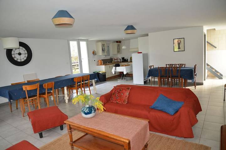 Location de vacances pour 12 personnes, avec Terrasse ainsi que Jardin et Piscine à Sainte-Gemme