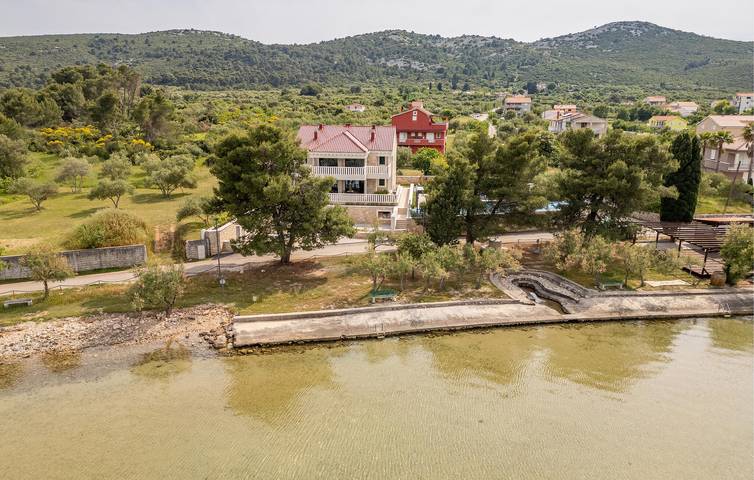 Ganze Ferienwohnung, Apartment am Meer mit Terrasse, WLAN und Parkplatz in der Nähe von Pasman in Pasman Stadt, Pasman