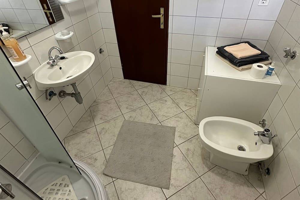 Ganze Wohnung, 2-Zimmer-Ferienwohnung mit Terrasse Mali Losinj, Losinj in Mali Lošinj, Lošinj