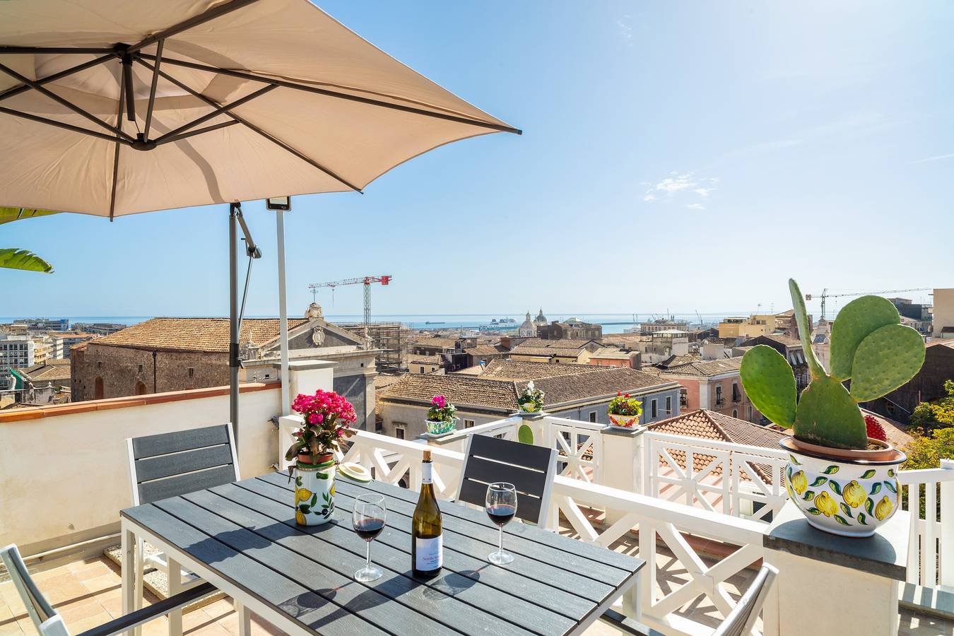 Entire apartment, Apartment 'La Terrazza Sul Cielo' with Sea View, Wi-Fi and Air Conditioning in Catania, Catania Province