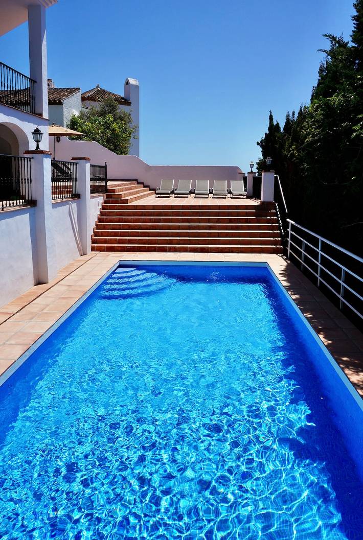 Villa 'Casa Alba' with Sea View, Wi-Fi and Air Conditioning in Playa de Burriana, Nerja