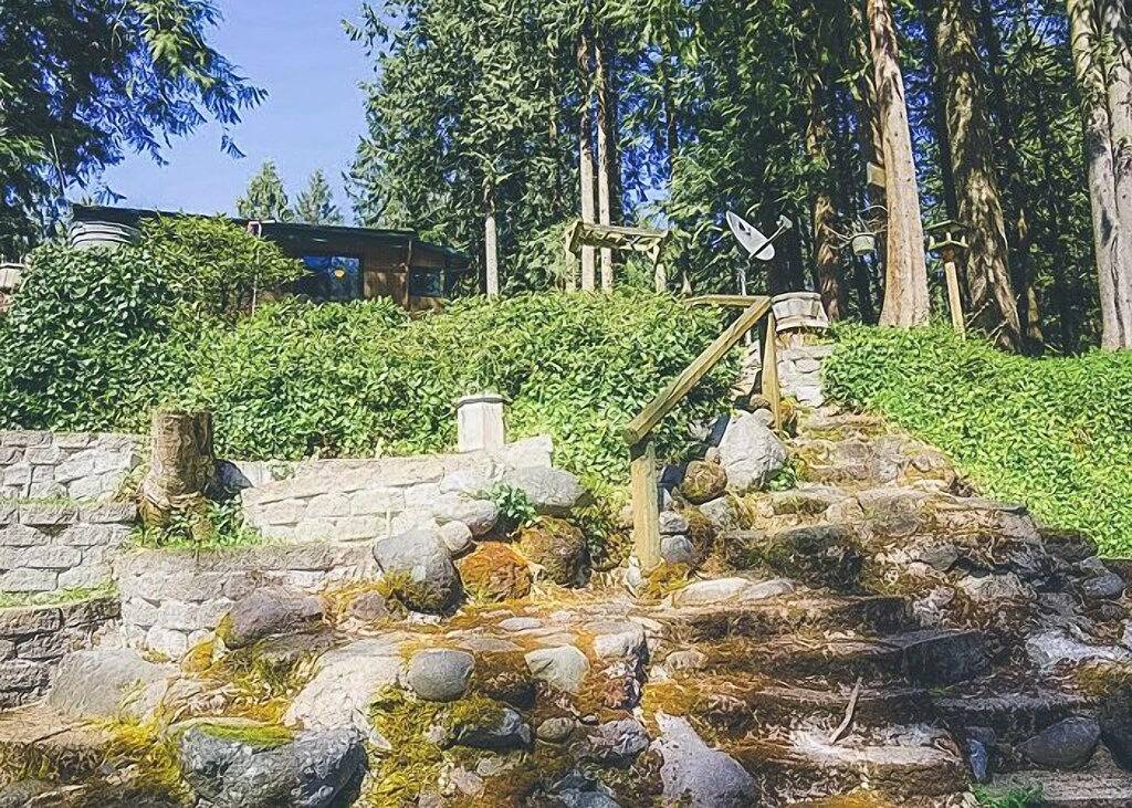 Charming Dream Catcher Cabin, riverfront, fireplace, hot tub, Bbq, dogs welcome in Welches, Mount Hood