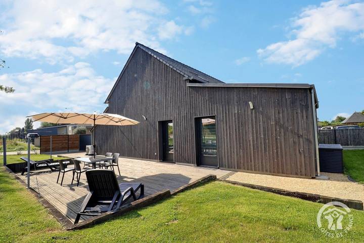 Gîte pour 6 personnes, avec Terrasse ainsi que Jardin et Vue à Roz-Landrieux