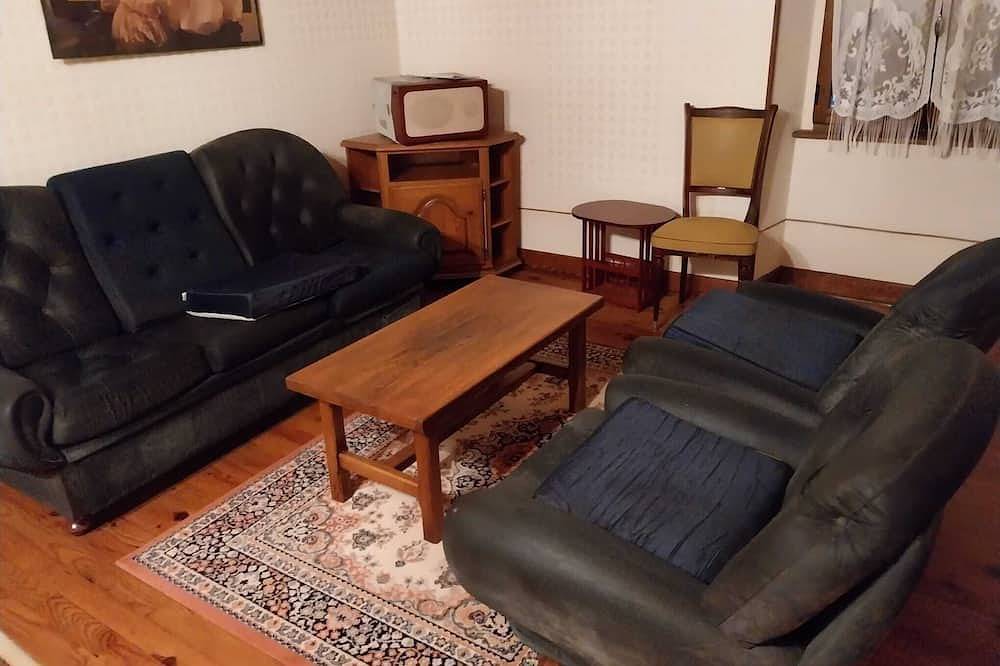 1 Bedroom Private vacation home in Saint-Pierre-la-Bourlhonne in Saint-Pierre-la-Bourlhonne, Parque Natural Regional Livradois-Forez