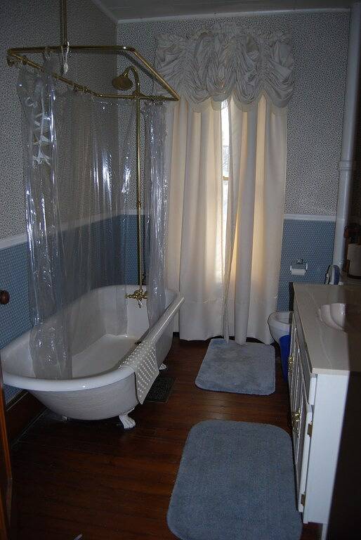 Vacation rental for 22 people, with pool and yard in Catskill Mountains