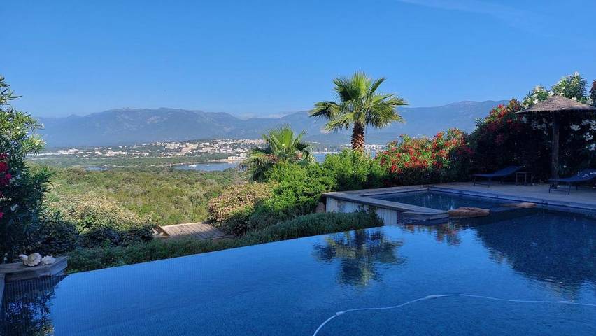 Chalet para 9 personas, con piscina además de jardín y jacuzzi - 1
