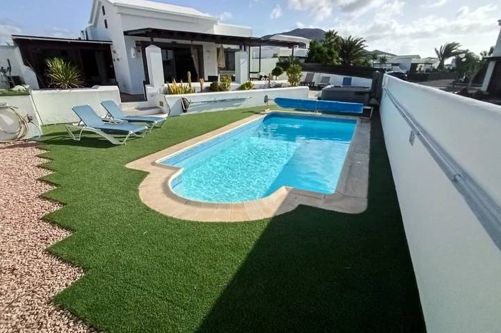 Villa for 4 people, with garden and hot tub as well as pool and terrace - 1