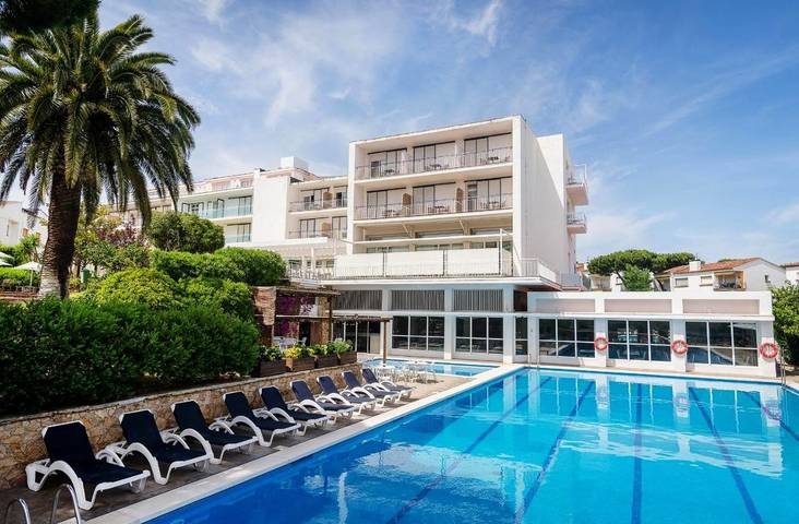 Hôtel pour 3 personnes, avec jardin et bassin pour enfant ainsi que vue et piscine