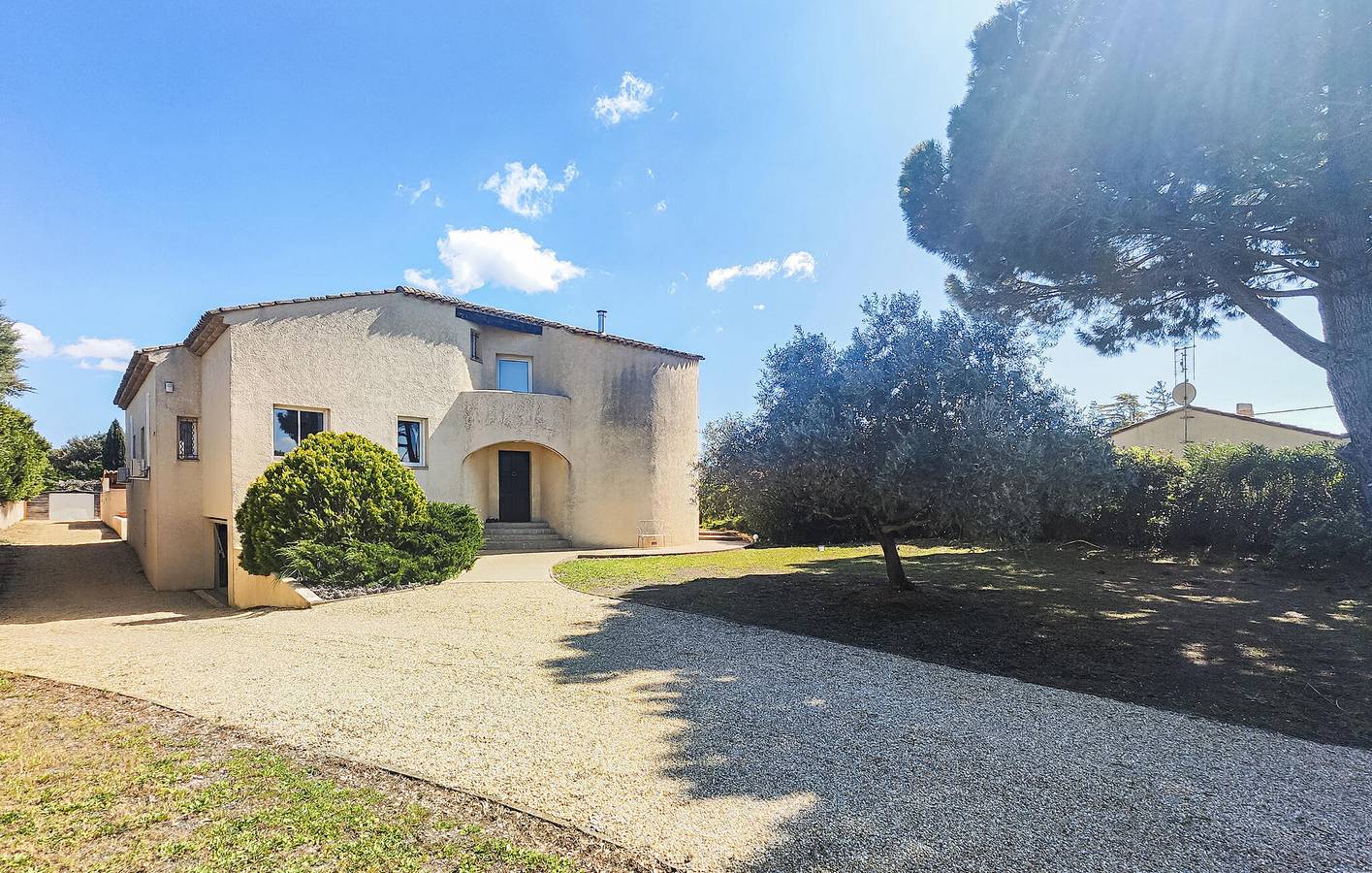 Geräumige 180 m² große Wohnung mit Pool und Annehmlichkeiten in der Nähe des Stadtzentrums von Montady in Montady, Côte d'Améthyste