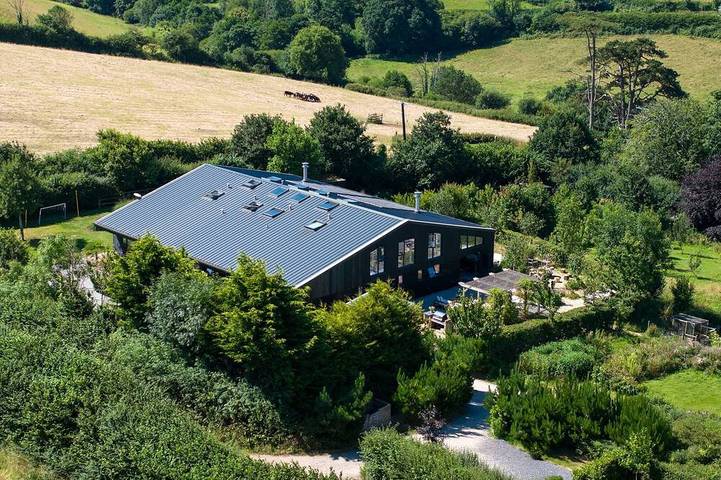 Glamping for 10 people, with garden and hot tub as well as balcony, with pets in South Devon