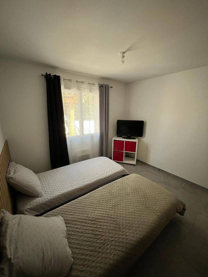 Location de vacances pour 8 personnes, avec terrasse ainsi que piscine et vue à Causses-et-Veyran - 2