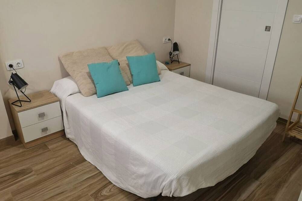 Ganze Wohnung, Renovierte und komfortable Wohnung in Granada, nahe Bushaltestelle in Zaidín - Vergeles, Granada