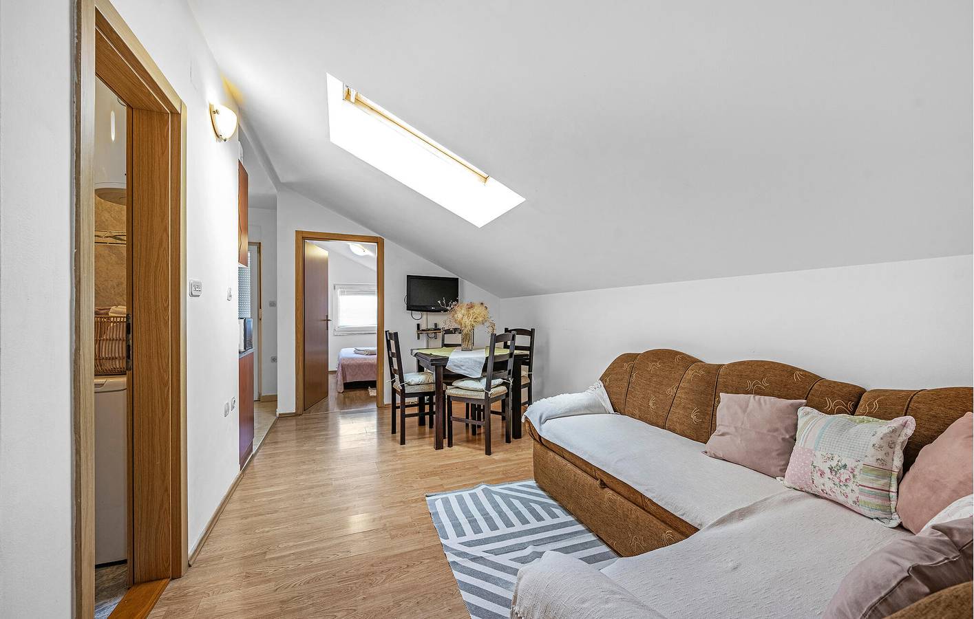 Cały apartament wypoczynkowy, Apartament wakacyjny dla 5 osób z ogród in Brodarica, Żupania szybenicko-knińska