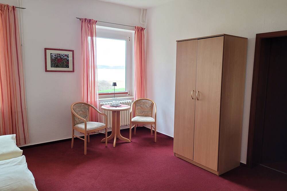 Doppelzimmer 12 Seeblick - Gästehaus Niederhof - nur 50 Meter bis zum in Sundhagen, Stralsund Umland