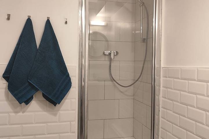 Ganze Wohnung, \"Bright Getaway in the City Center, 20 Min to Disneyland and Paris by Rer\" in Noisy-le-Grand, Seine-Saint-Denis