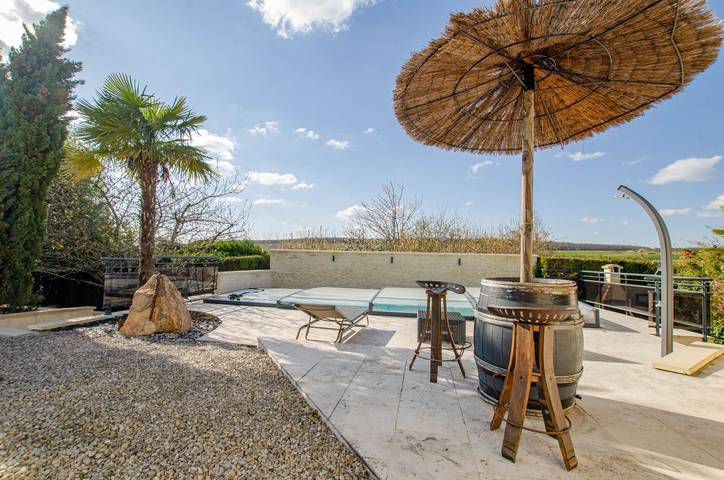 Gîte pour 2 personnes, avec jardin ainsi que piscine et terrasse à Arconville