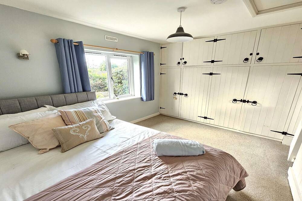 Perrymans Thatched Cottage Sleeps 6 | Dog Friendly in Devon
