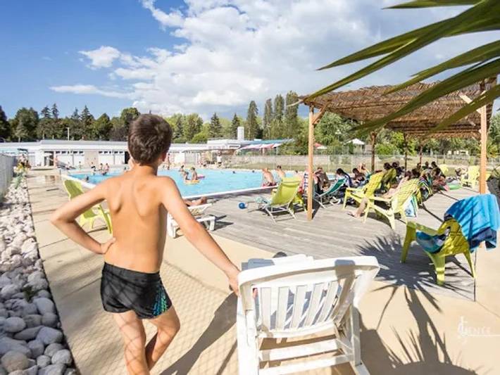 Chalet pour 5 personnes, avec jacuzzi et bassin pour enfant dans le Jura