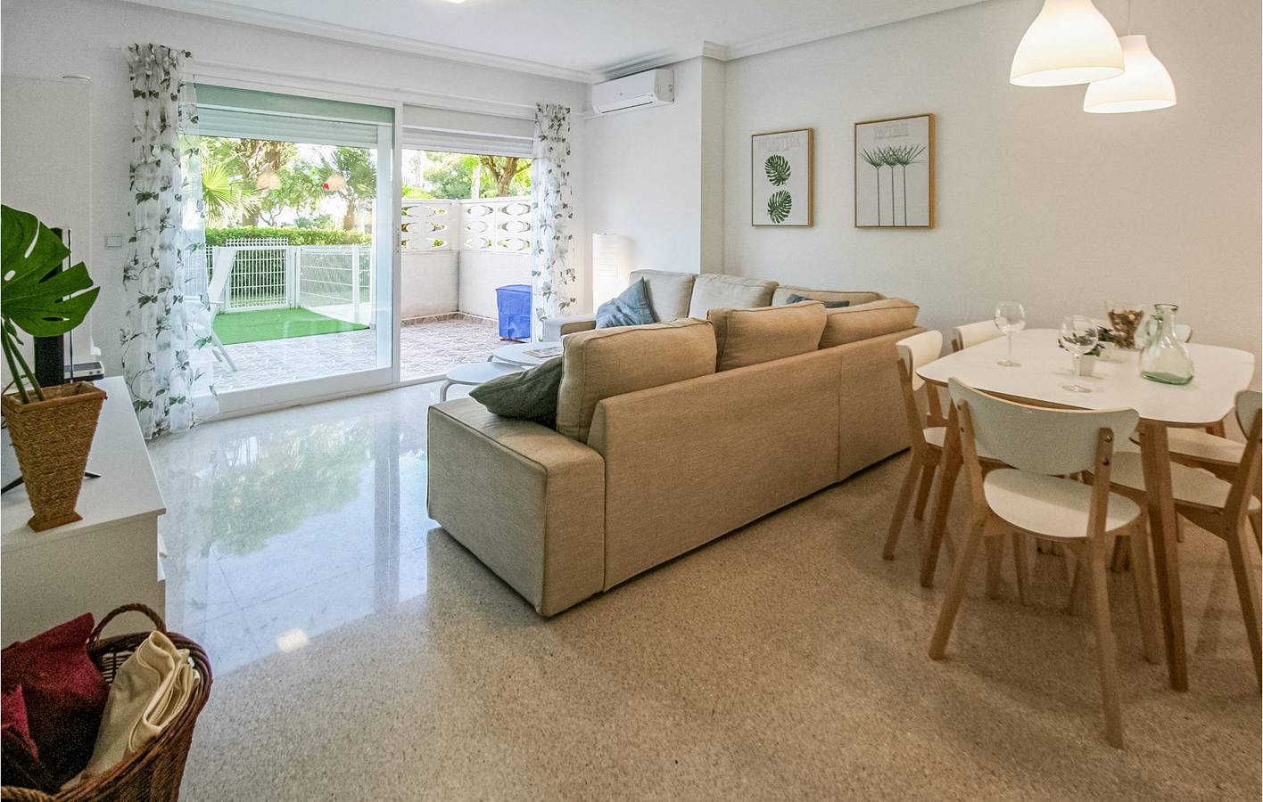Appartement de vacances entier, Appartement confortable au bord de la mer avec climatisation, parking, piscine et terrasse in Platja de l'Horta-Mutxavista (San Juan Playa), El Campello