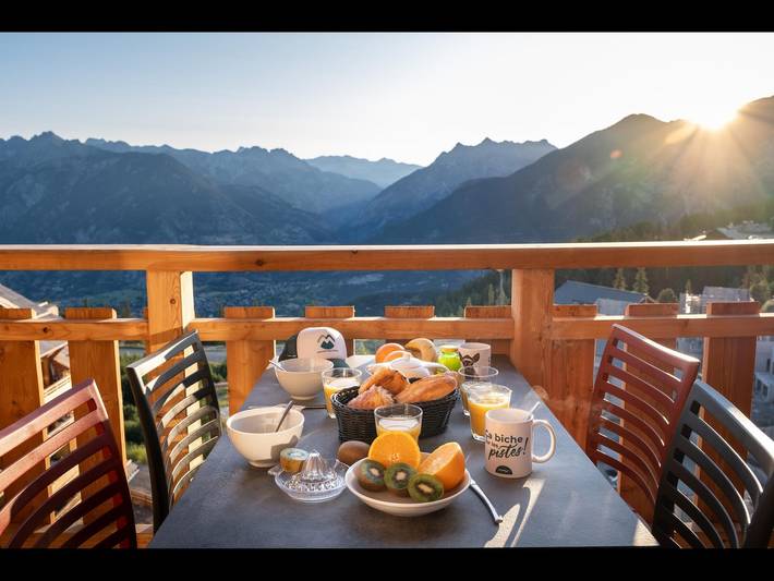 Gîte pour 4 personnes, avec Balcon/Terrasse et Jacuzzi ainsi que Piscine et Sauna dans Hautes-Alpe