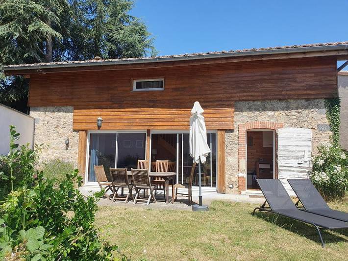 Location de vacances pour 6 personnes, avec vue et jardin à Roiffieux