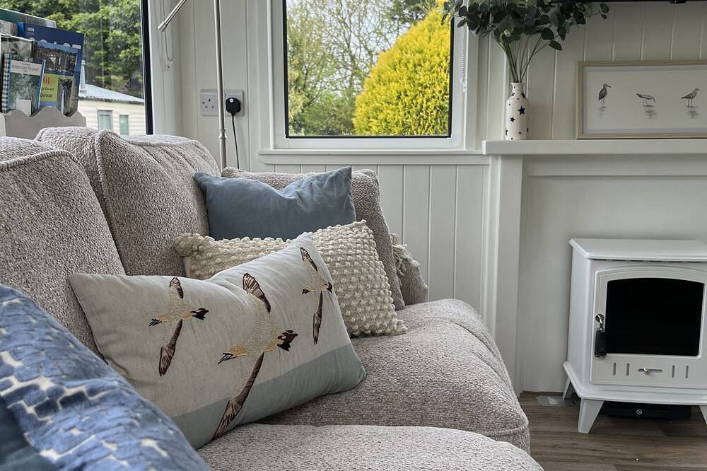 Brambly Hedge, shepherds hut style, sleeps 4, with garden, walk to pubs & shops. in Hartland, Hartland Devon Heritage Coast