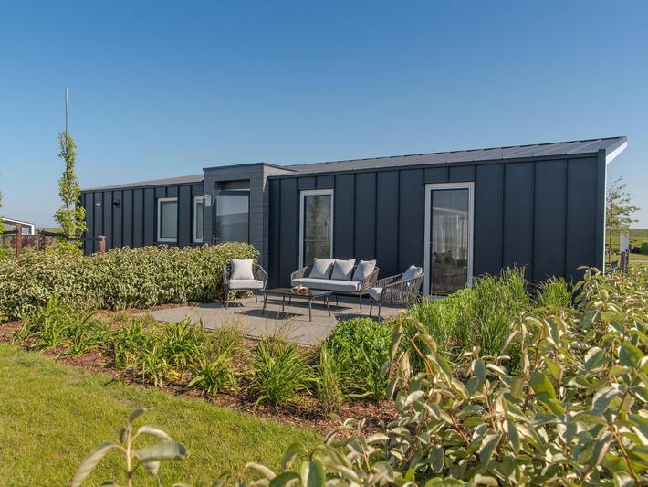 Vakantiehuis voor 4 personen, with terras and tuin as well as uitzicht op het meer in Wemeldinge